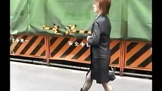 A vagabunda japonesa suja Hina Shirakawa tem peitos vídeo de pornô das gordinha incríveis